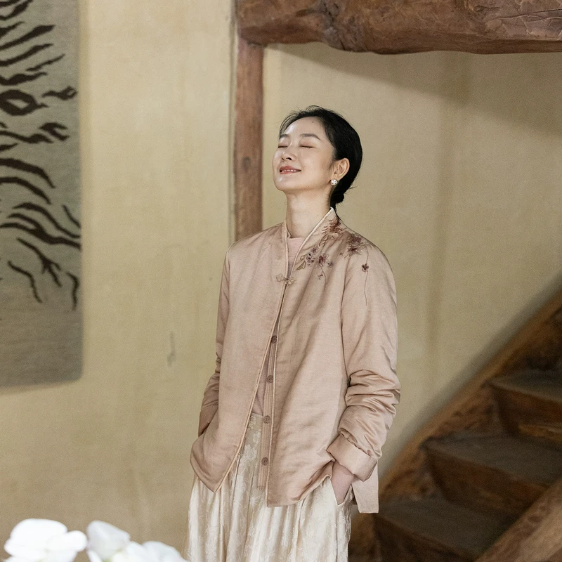 牧衣游原创 丝棉手工刺绣棉衣女新款蓬松保暖炒色V领百搭棉服 卷