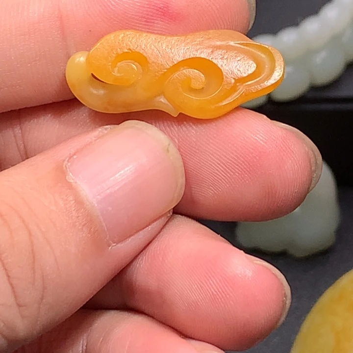 和田玉未镶嵌颈饰  放漏 黄沁玉如意