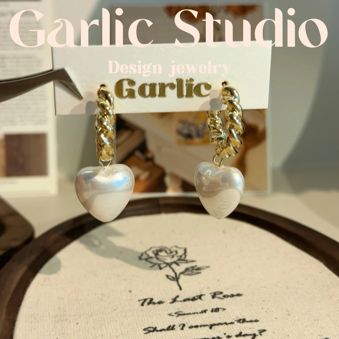 铜合金仿珍珠耳饰 <Garlic Studio> 柏林小姐-法式显脸小爱心耳圈