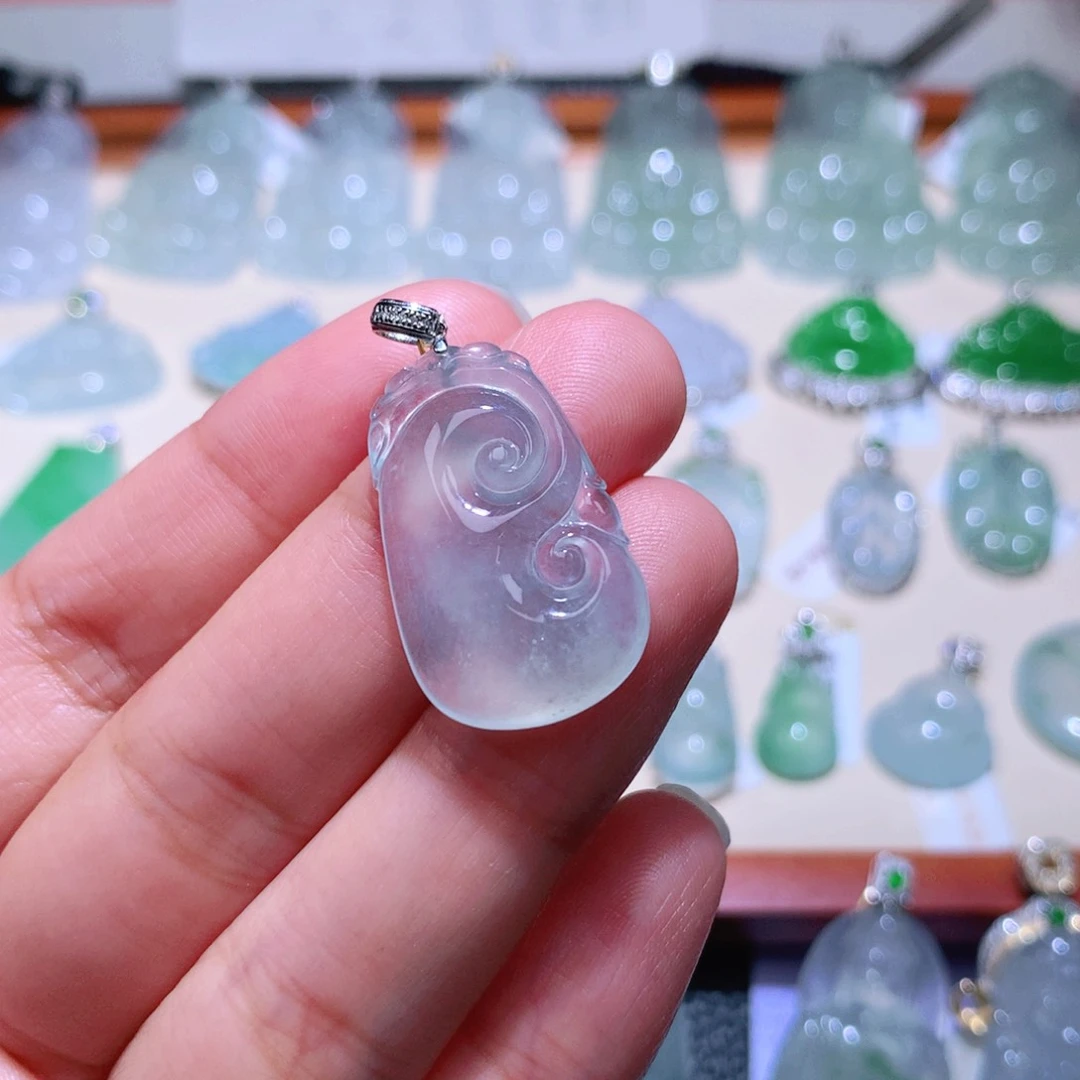 颈饰18K金镶嵌翡翠如意