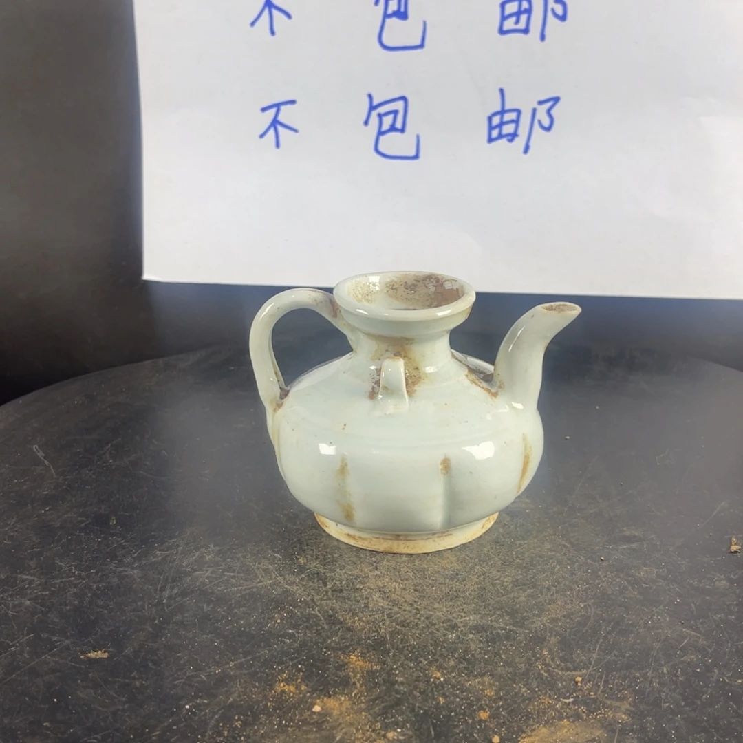 罐漂亮的小瓷器和