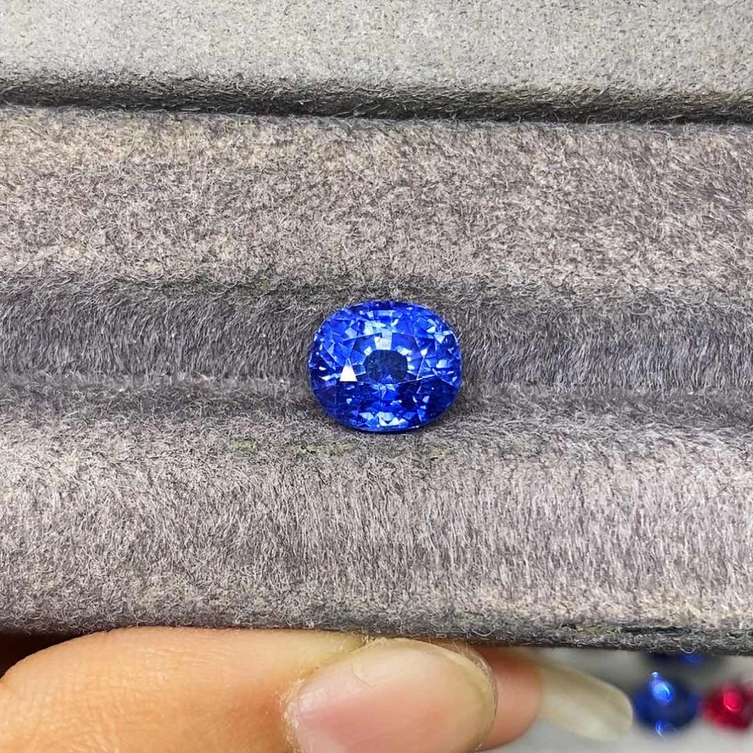 蓝宝石裸石4.36克拉天然玻璃体满火彩皇家蓝蓝宝石