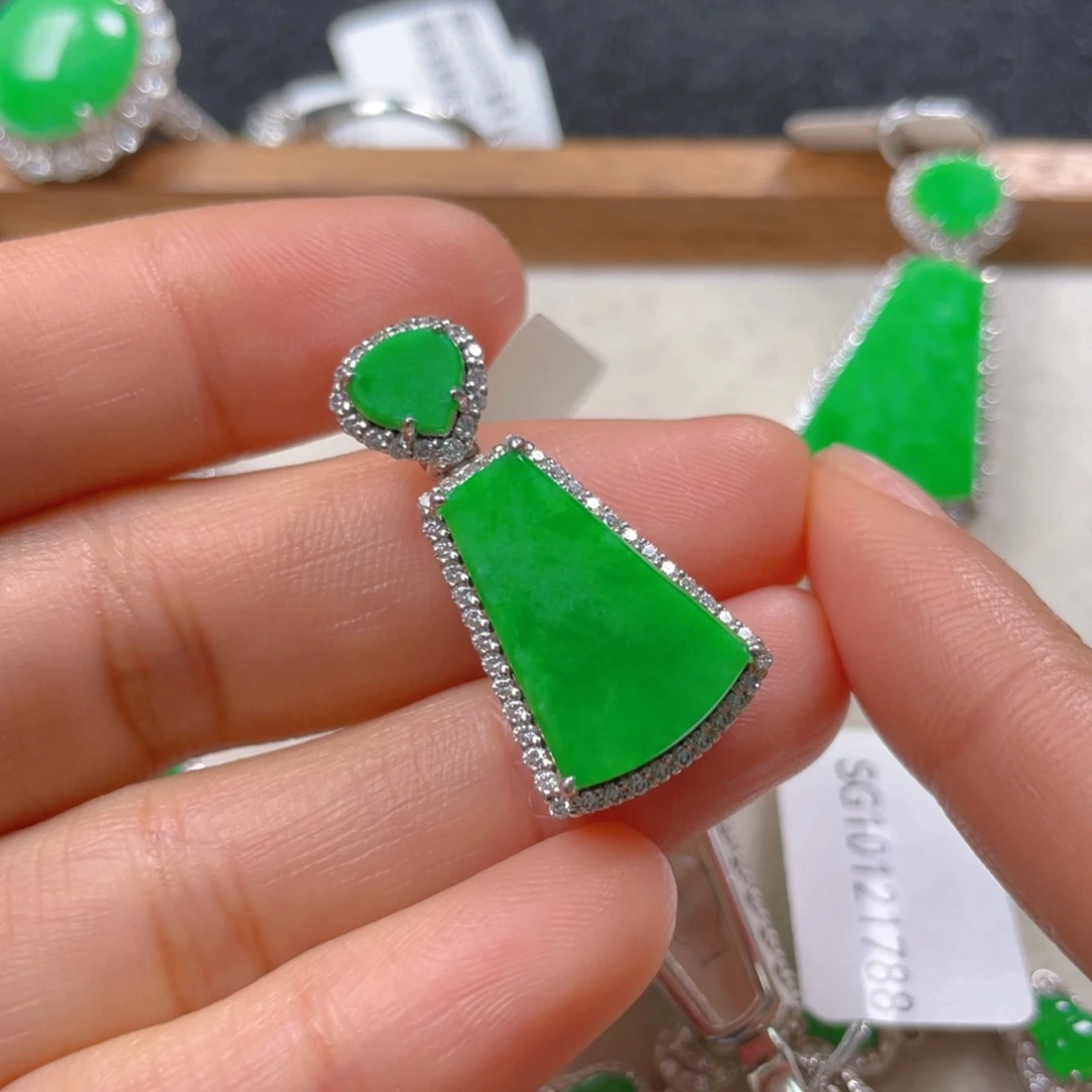 翡翠颈饰银S925镶嵌翡翠