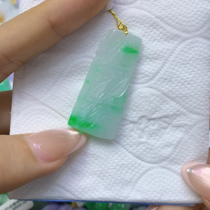 颈饰18K金镶嵌翡翠