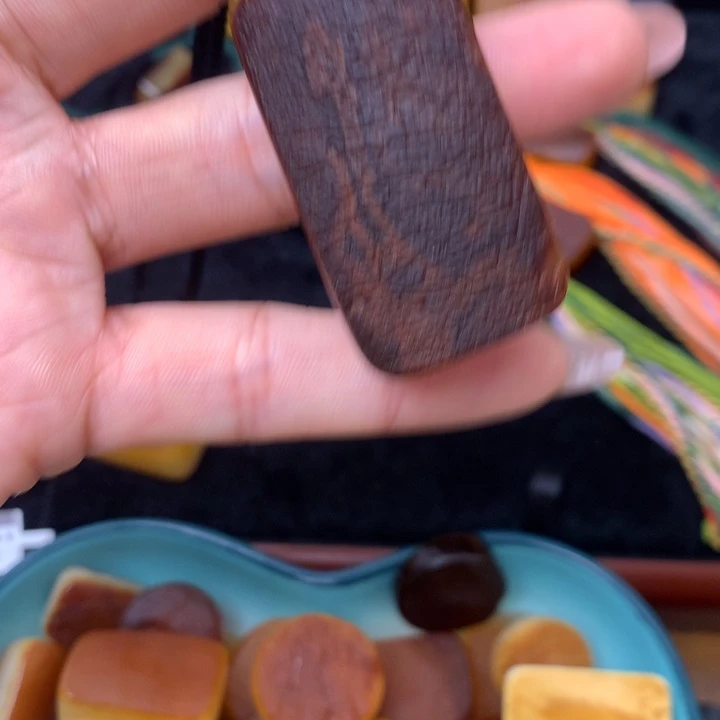 三***处琥珀未镶嵌珠宝奇石