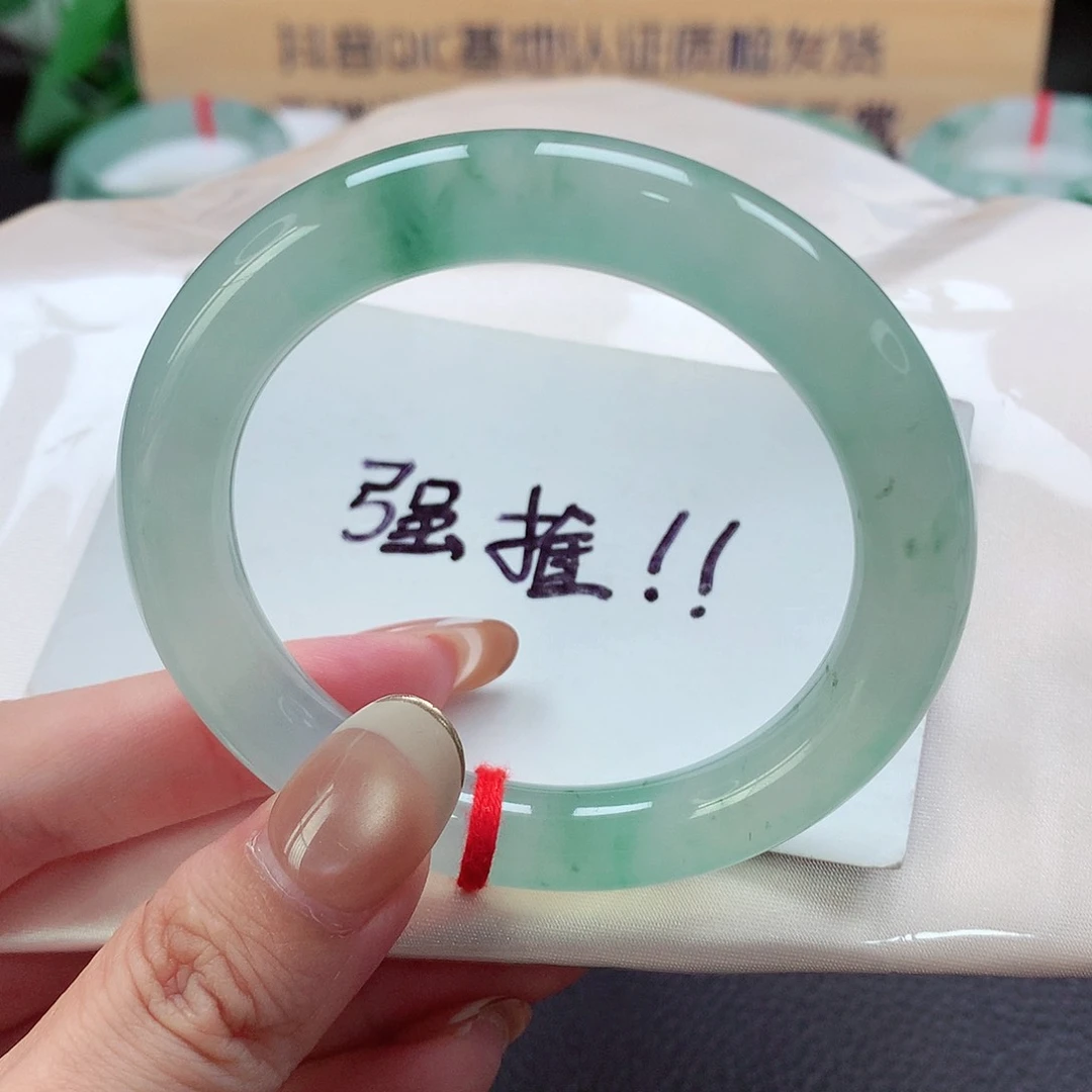 未镶嵌手镯（圆镯）翡翠天然a货翡翠