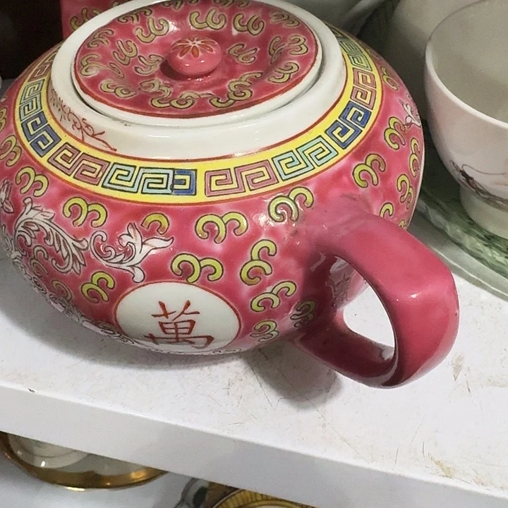 永***勤瓷壶的造型和艺员也非常相似