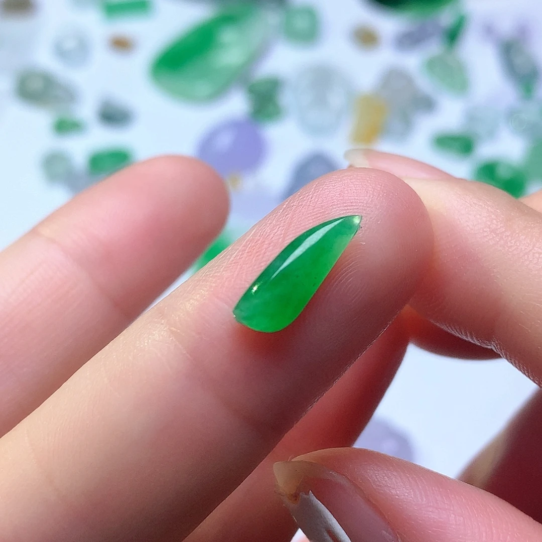 翡翠未镶嵌颈饰随形