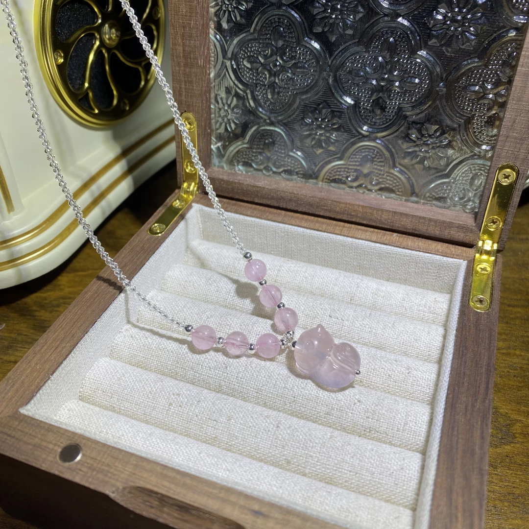 天然粉水晶狐狸吊坠多样性发其一C269