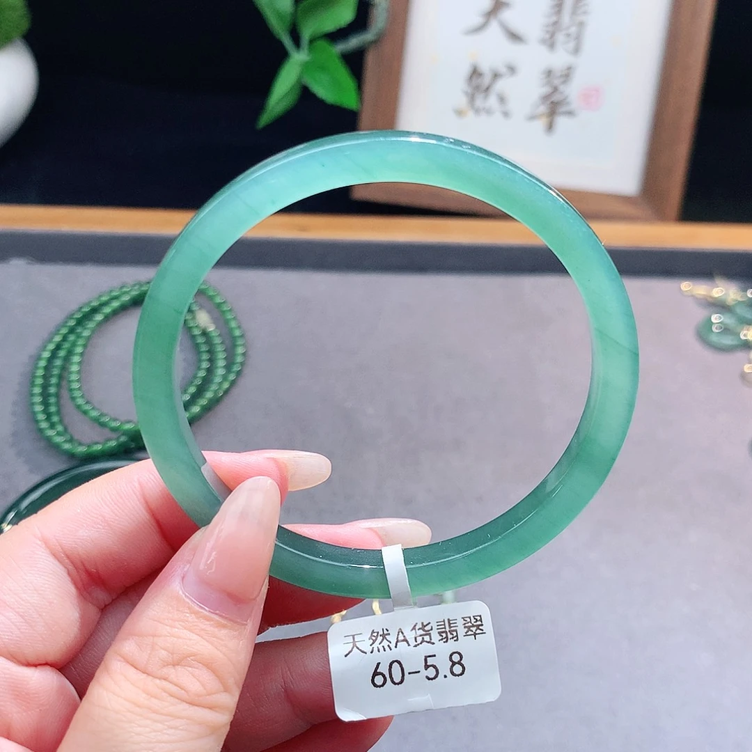 翡翠手镯（圆镯）未镶嵌