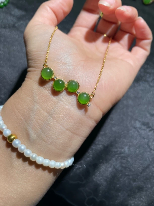 和田玉碧玉苹果绿一体项链