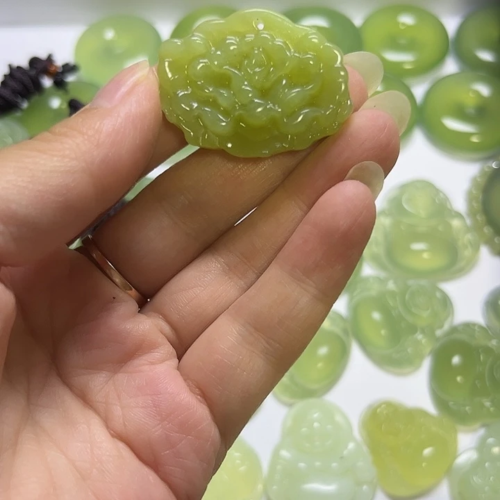 蛇纹石玉未镶嵌颈饰