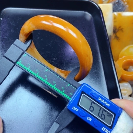 石英质玉（黄龙玉）未镶嵌颈饰