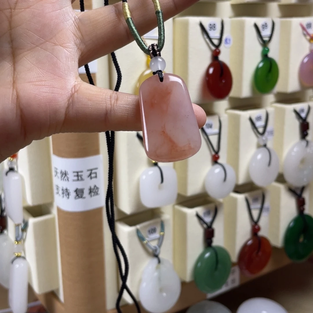 颈饰未镶嵌石英质玉（金丝玉）