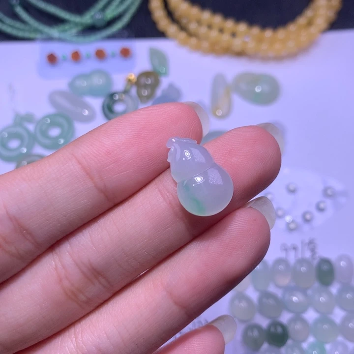 翡翠未镶嵌颈饰葫芦