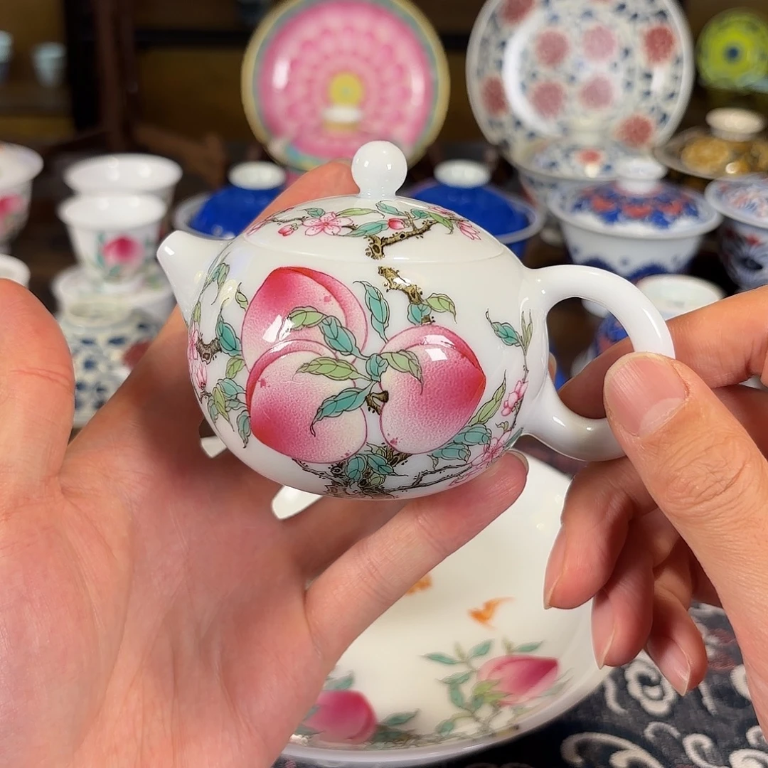 粉彩桃子玉泥西施壶