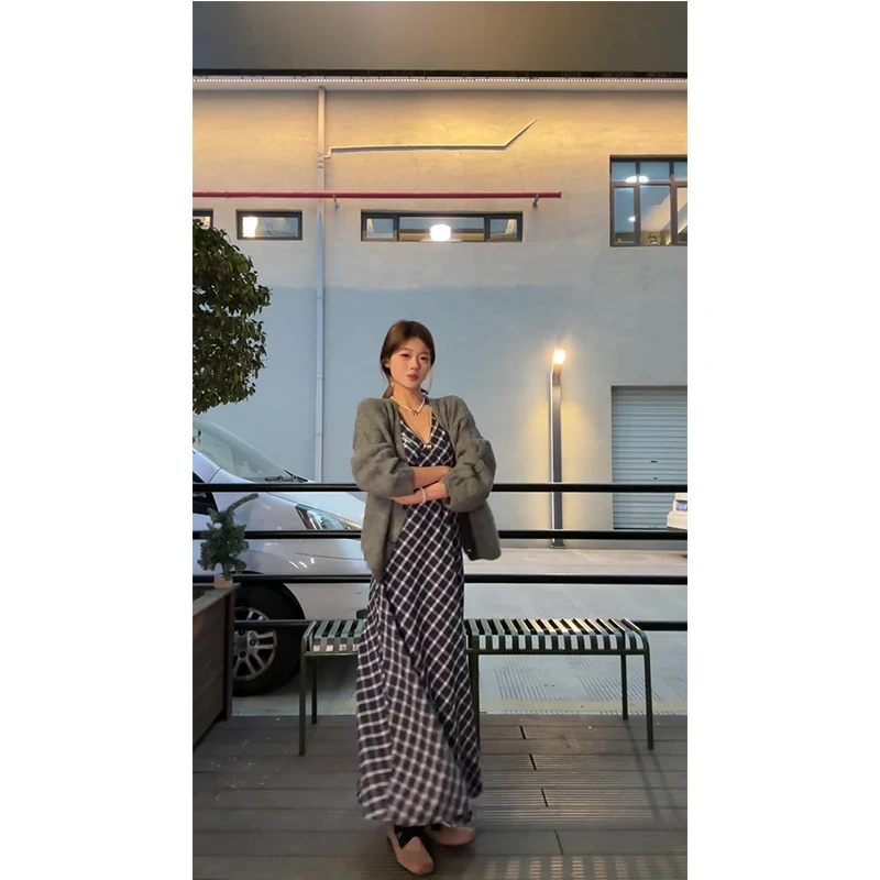 法式复古撞色格纹挂脖连衣裙女春季新款辣妹吊带长裙外搭毛衣套装