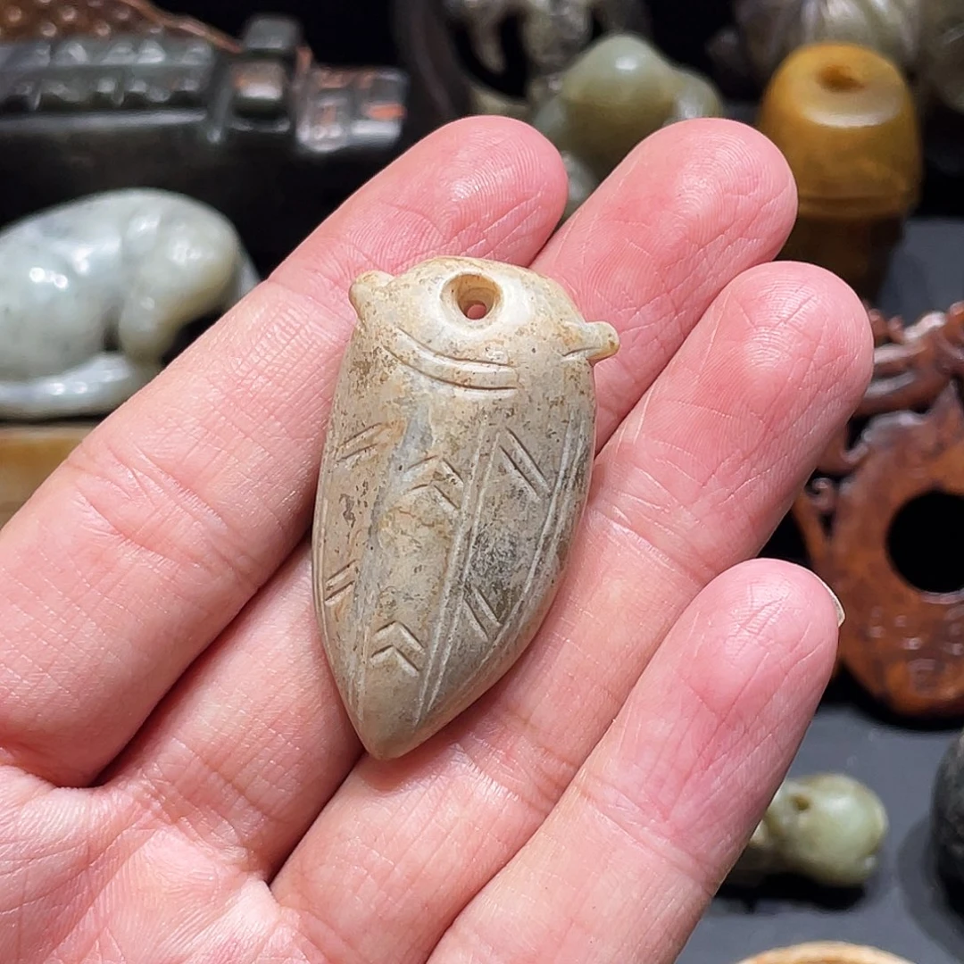 和田玉（糖玉）未镶嵌颈饰蝉**人