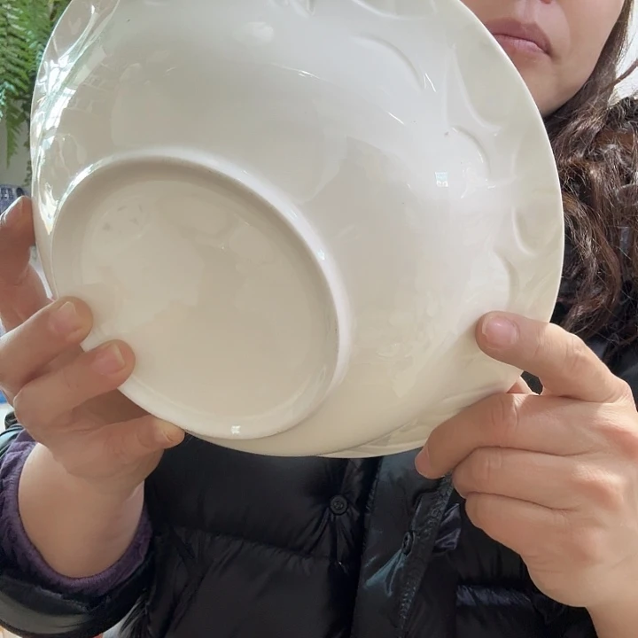 柚***菜骨瓷白色浮雕喇叭大汤碗微瑕