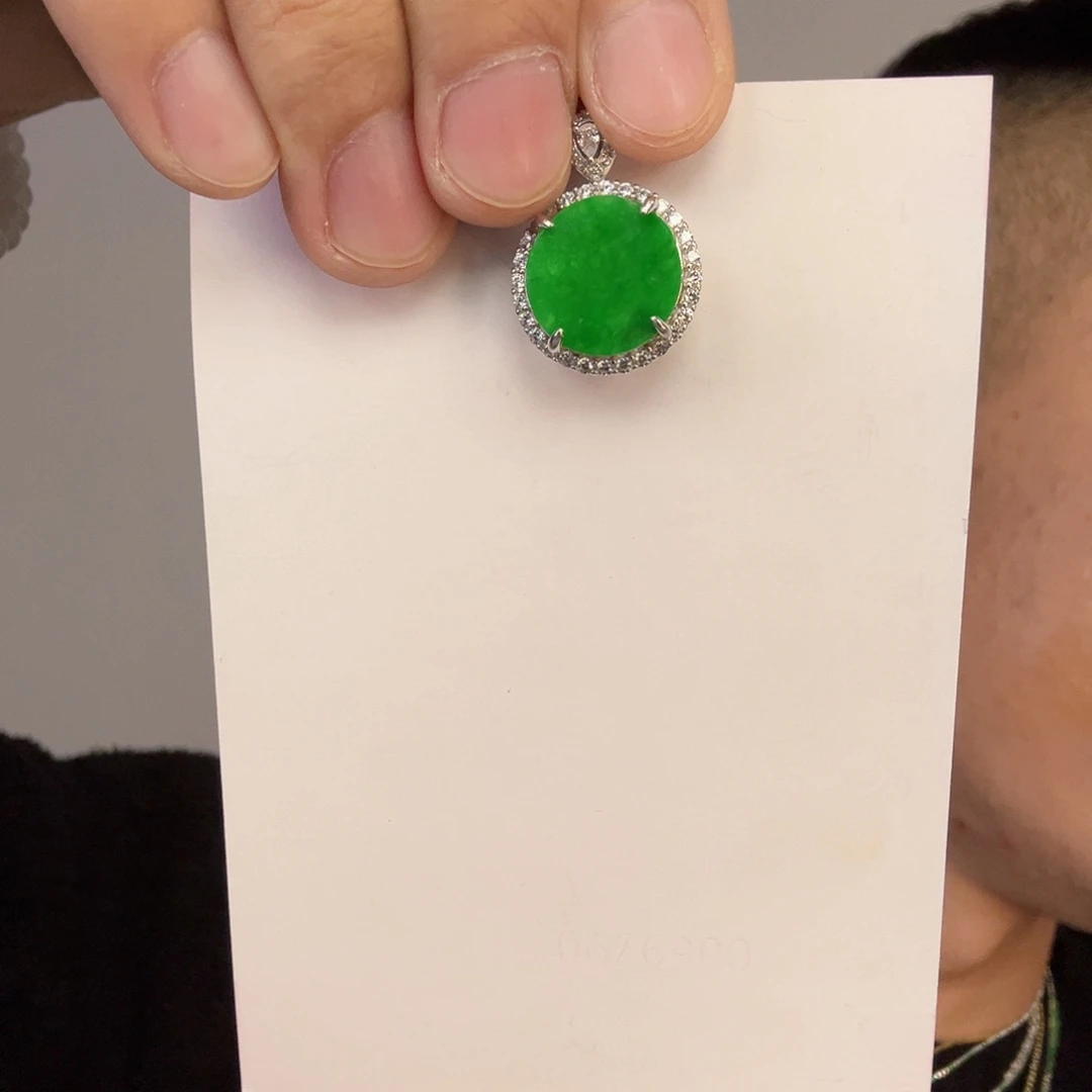 翡翠未镶嵌颈饰一件