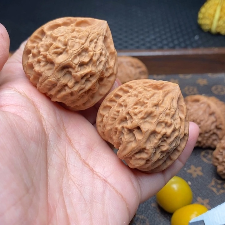文玩核桃把件金牛