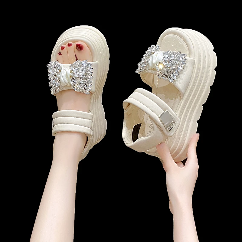 厚底凉鞋女款2025新款不累脚软底绝美水钻蝴蝶结小个子增高罗马鞋