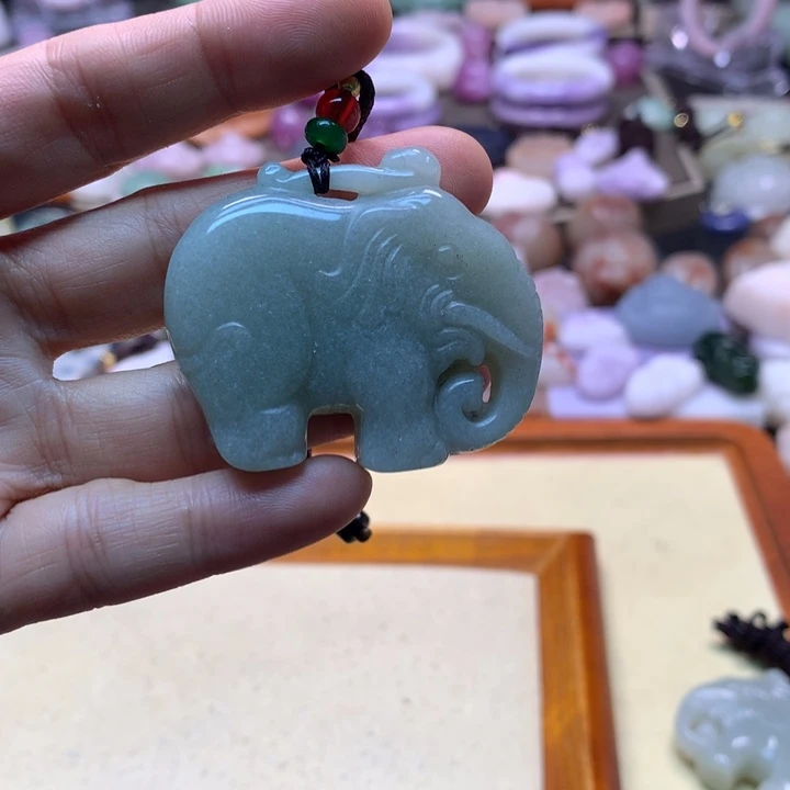 石英岩玉未镶嵌豆绿大象