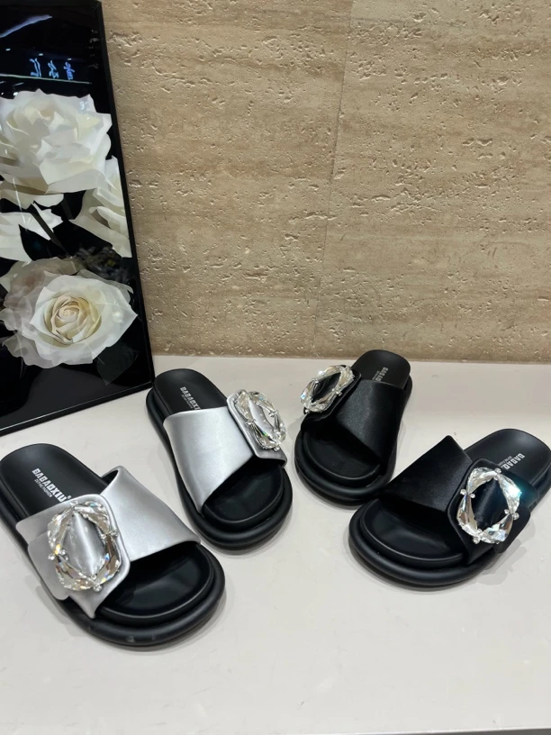 2025新款水钻方扣厚底一字拖鞋女外穿休闲度假沙滩凉拖鞋时尚女鞋