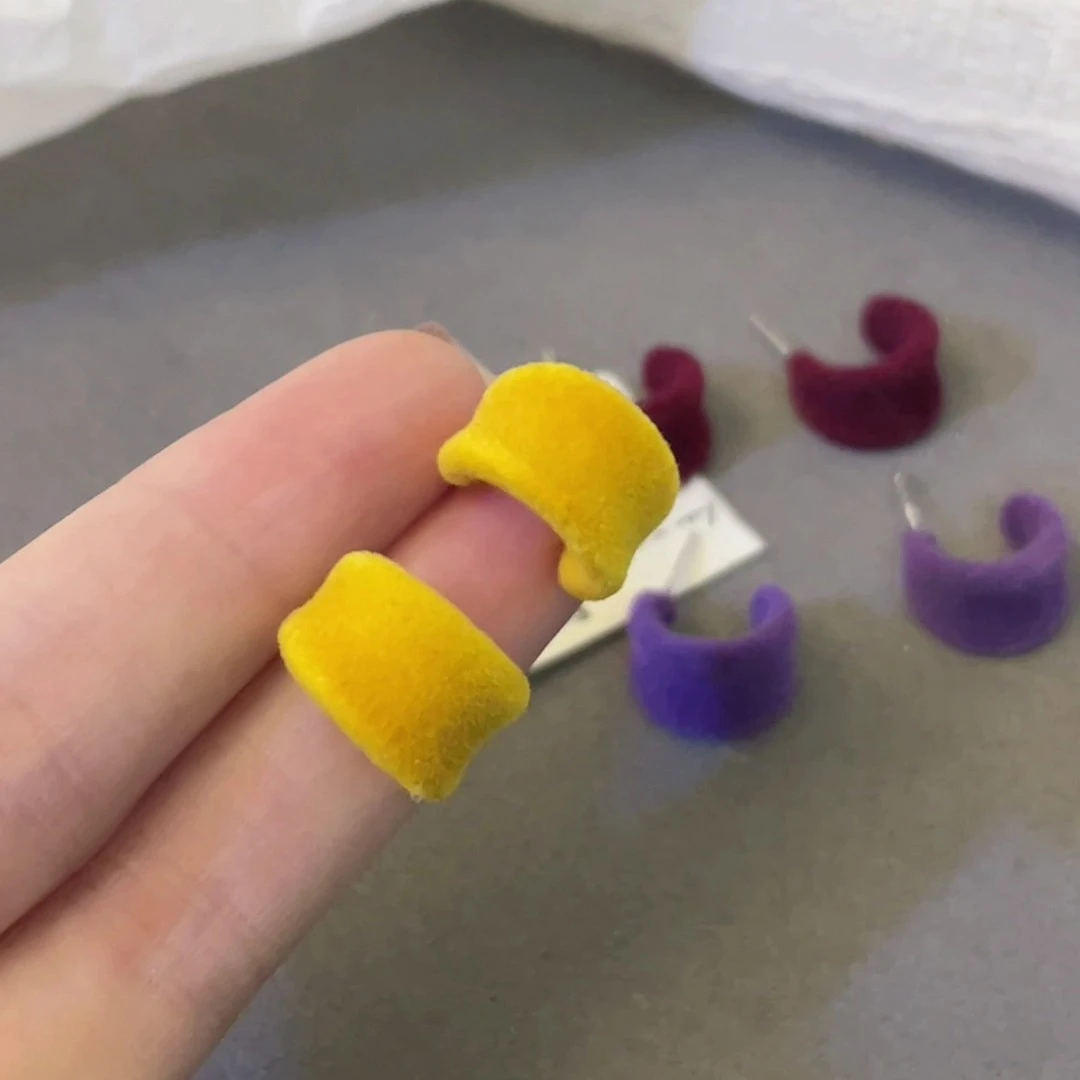 合金耳饰 冬季植绒彩色弧形半C圈耳钉简约百搭温柔少女耳圈耳饰