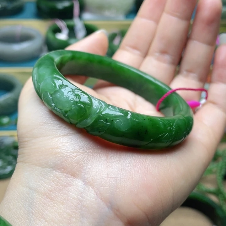 和田玉手镯58圈口。编号82未镶嵌