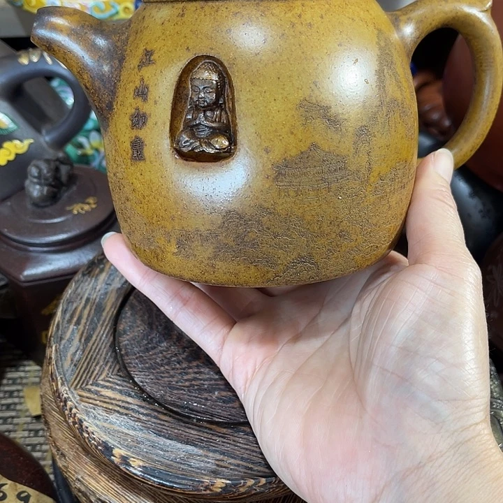 茶壶紫泥原矿泥料手工制作的一把紫砂壶。
