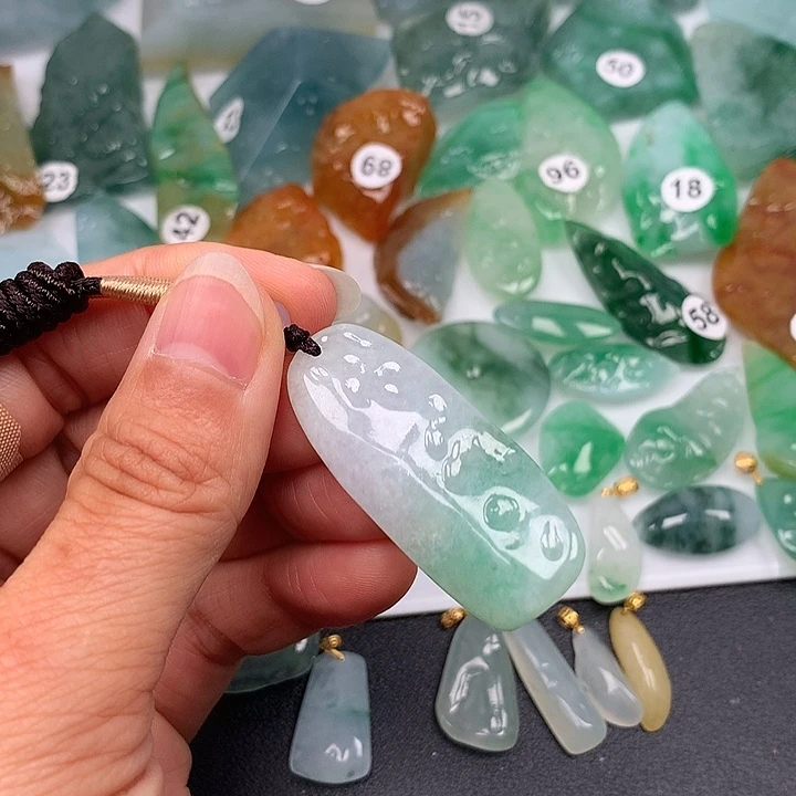 翡翠未镶嵌颈饰随型