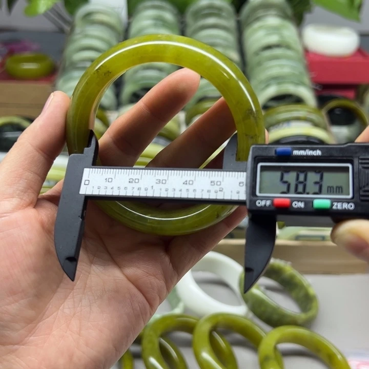 蛇纹石玉未镶嵌手镯46