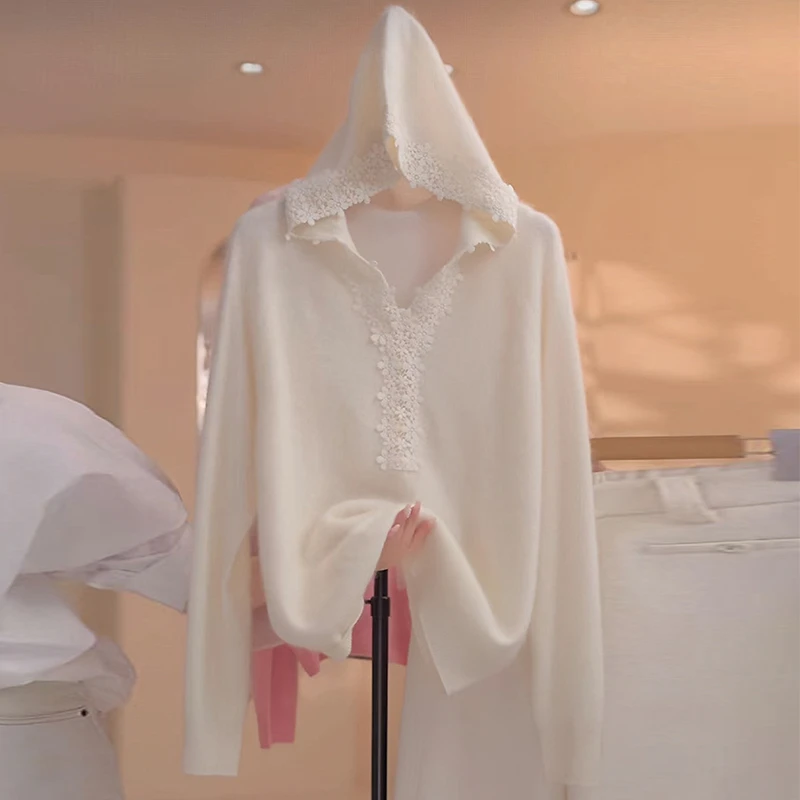 2025秋冬白色连帽毛衣女士慵懒感软糯显瘦V领蕾丝打底针织衫上衣