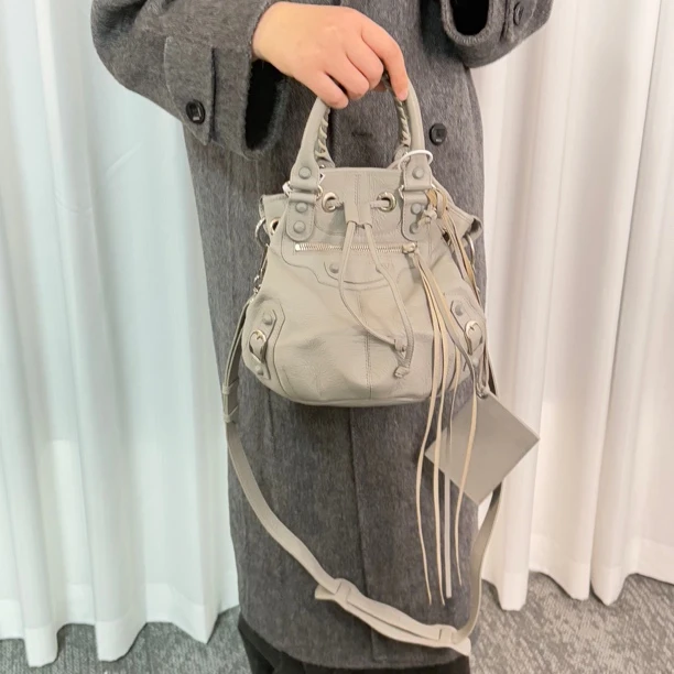 95新 Balenciaga/巴黎世家 灰色机车水桶斜挎包dn