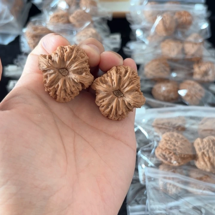 文玩核桃吊坠黄**女南将