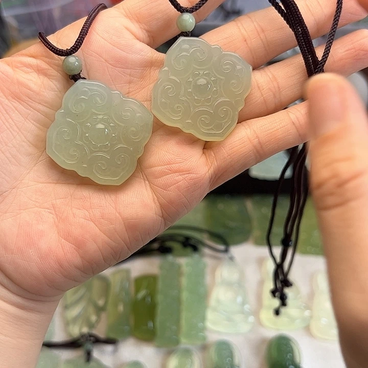 岫玉合金颈饰吊坠