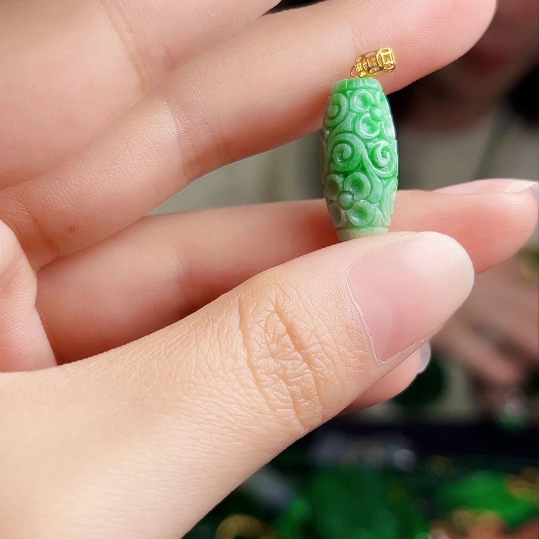 颈饰18K金镶嵌翡翠多样性