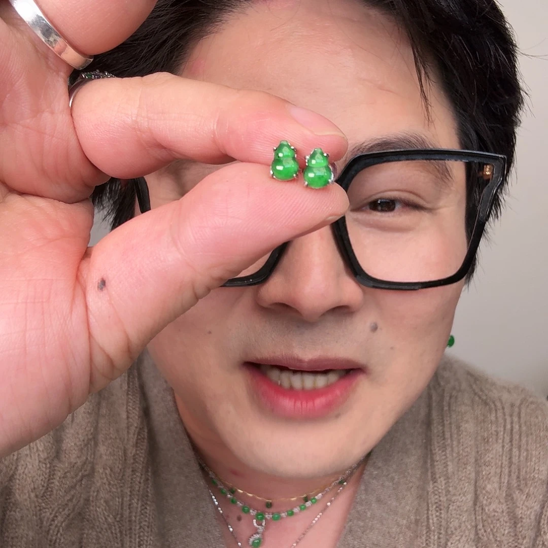 翡翠未镶嵌颈饰一对