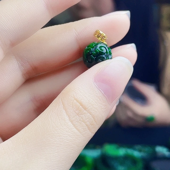 翡翠18K金镶嵌颈饰多样性