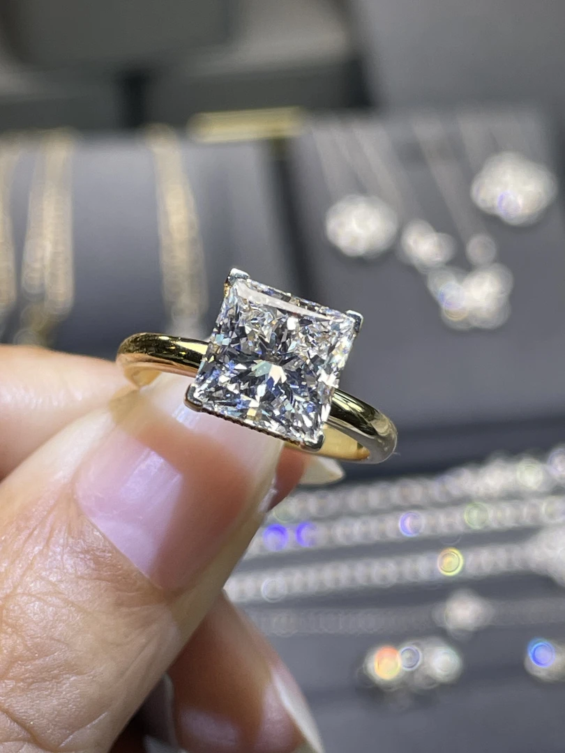 【合成/培育】18K金K黄重金极简镶嵌3克拉公主方戒指