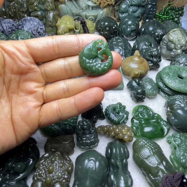 和田玉未镶嵌颈饰