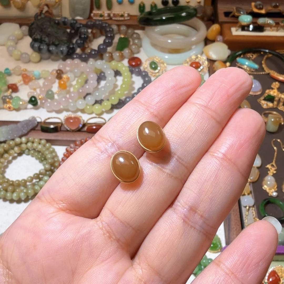 和田玉（糖玉）18K金镶嵌耳钉