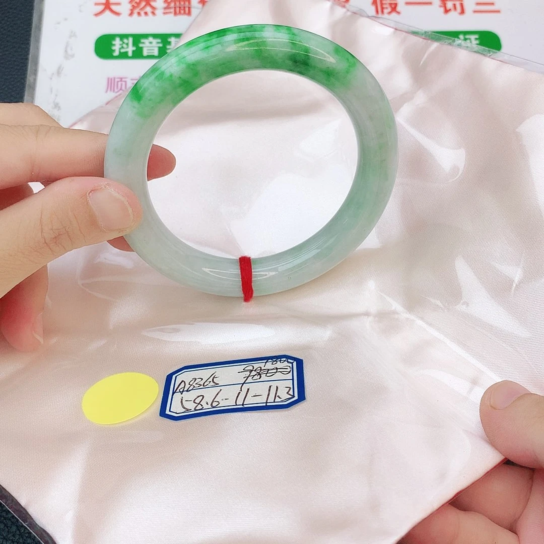 翡翠手镯未镶嵌翡翠