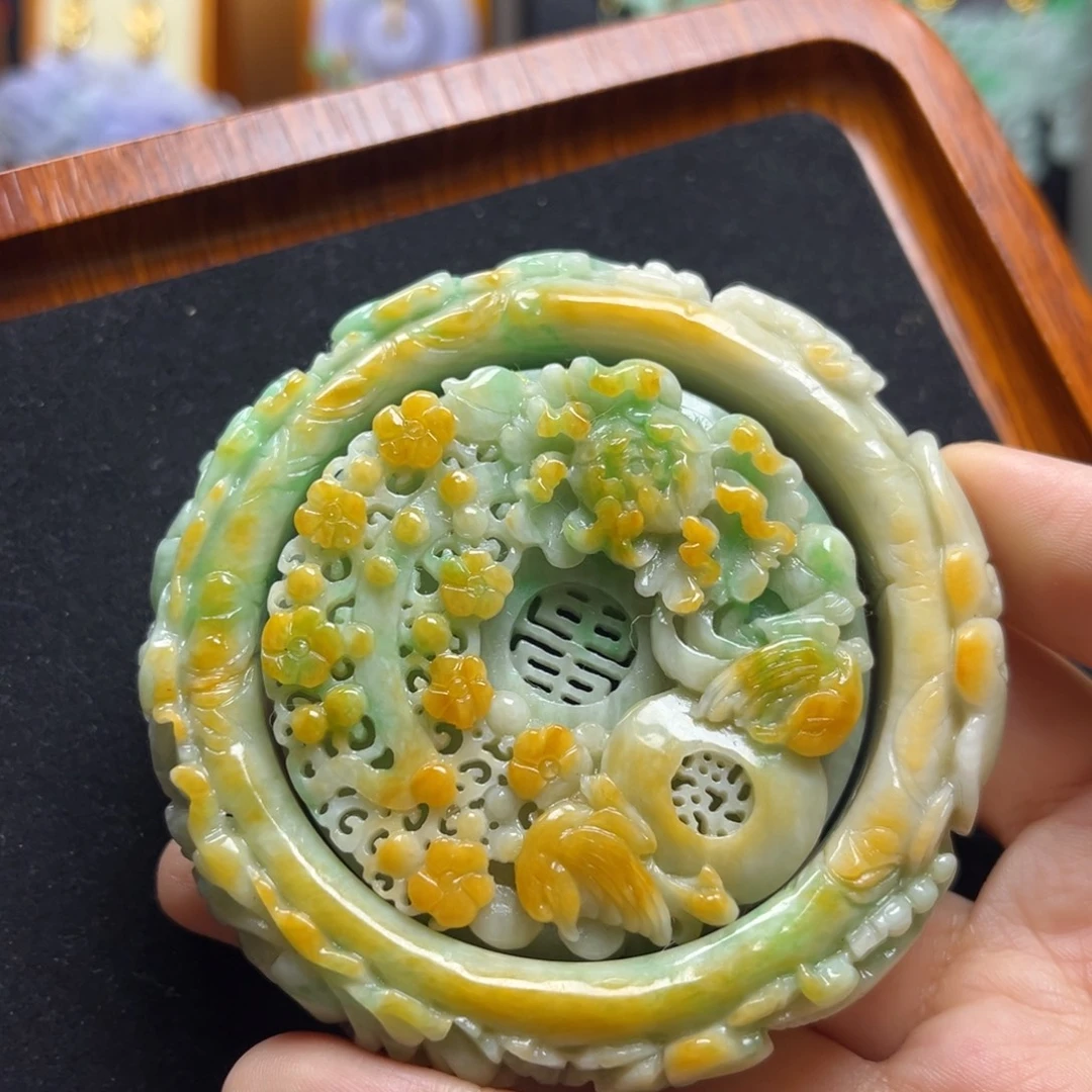 翡翠未镶嵌颈饰俏色套镯