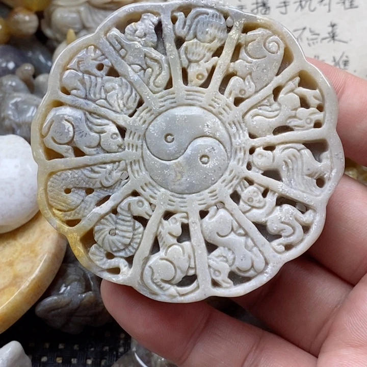 颈饰未镶嵌硅化珊瑚（珊瑚玉）有瑕