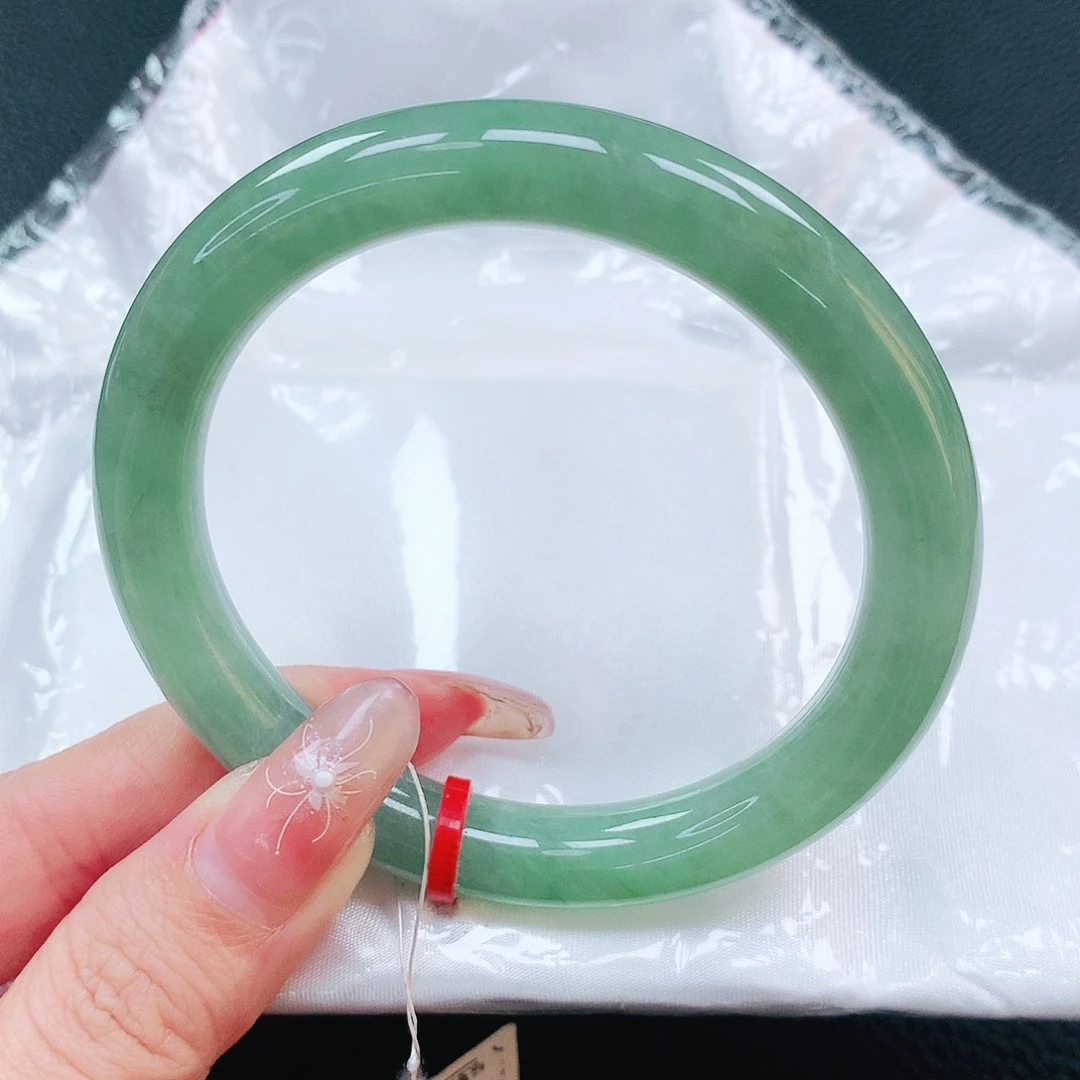 翡翠手镯未镶嵌56圈
