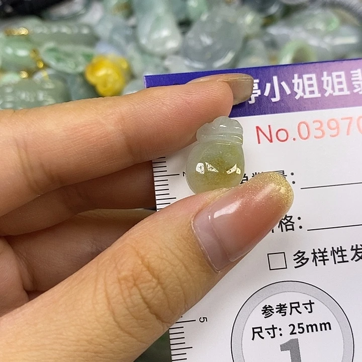 双***翡翠未镶嵌颈饰翡翠