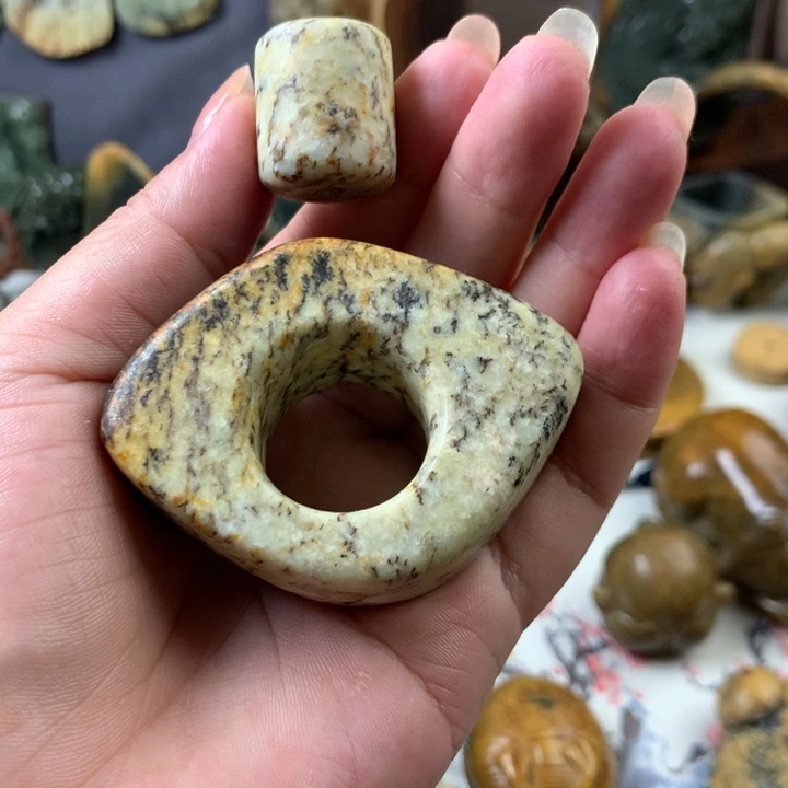 透闪石质玉未镶嵌颈饰