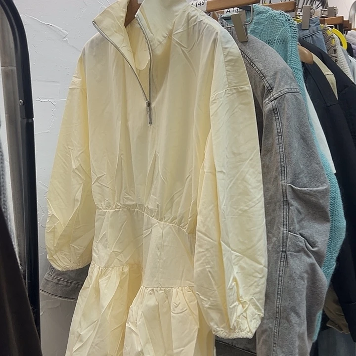 挂脖款今天新款 杏色连衣裙